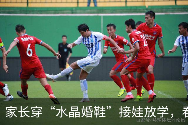 家长穿“水晶婚鞋”接娃放学，看清现实：学校也是先敬罗衣后敬人
